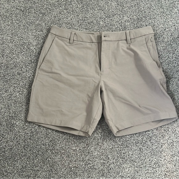 Lululemon Light Gray Shorts Size 36 - Picture 1 of 4